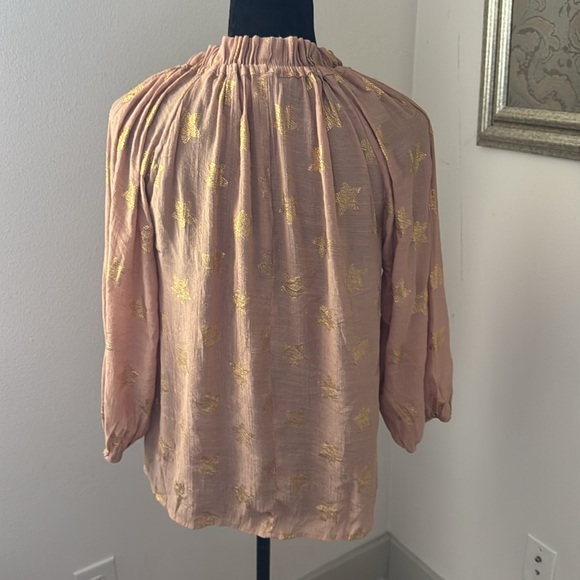 Alex & Parker blush tan gold stars split ruffle collar ties 3/4 sleeves top Sz M - Picture 3 of 8